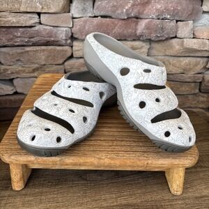 Keen Women's Yogui Arts Hawaii Flowers Slides  Sandals Women's 9, Men's 7 *Read